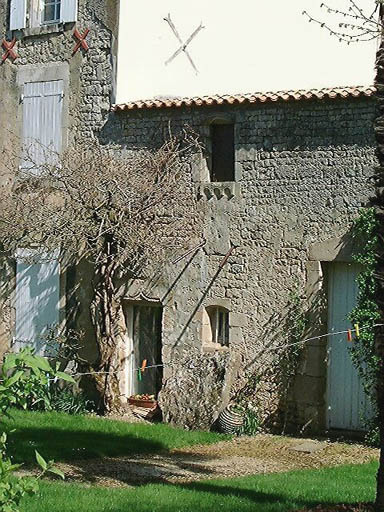 Bâtiment à droite du logement principal, élévation ouest sur cour, vue d'ensemble prise du sud-ouest.