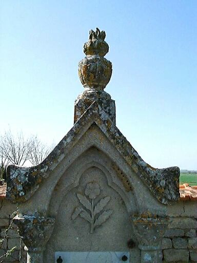Cimetière privé de la famille Martin-Gateau, tombeau de Charles Martin (1844-1921), détail de la stèle sculptée d'une pensée.
