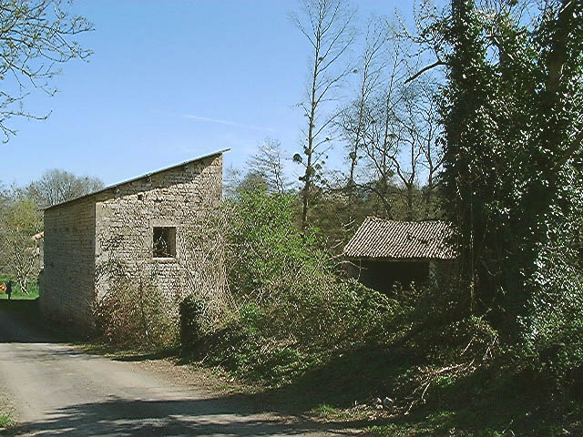 Dépendances dans le prolongement sud du logis, vue prise du sud, à droite le hangar.