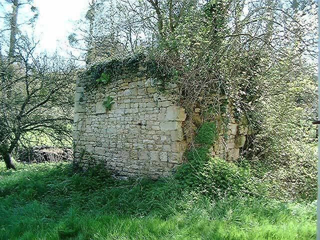 Le fournil, vue des ruines prisee de l'ouest.