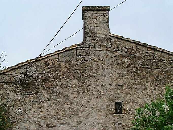 Logis, pignon latéral droit, rupture d'appareil : surélévation du logis.