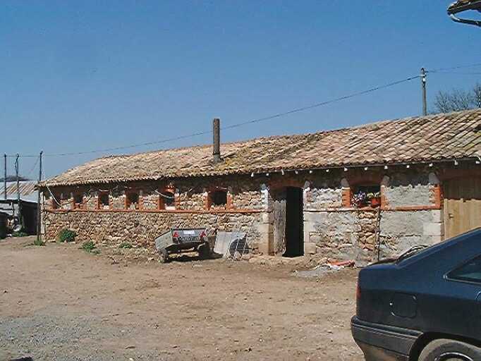 Porcherie, élévation sur cour, encadrements des baies en brique.