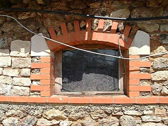 Porcherie, détail de l'encadrement d'une baie.