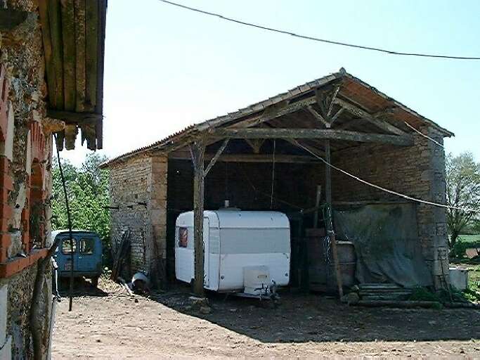 Hangar, piles en bois.