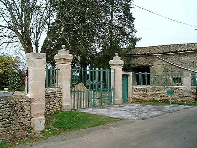 Portail d'accès, vue prise du sud.