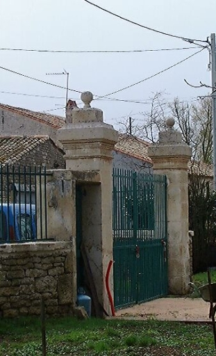 Portail et porte piétonne, vue prise du nord, de l'intérieur de la cour.