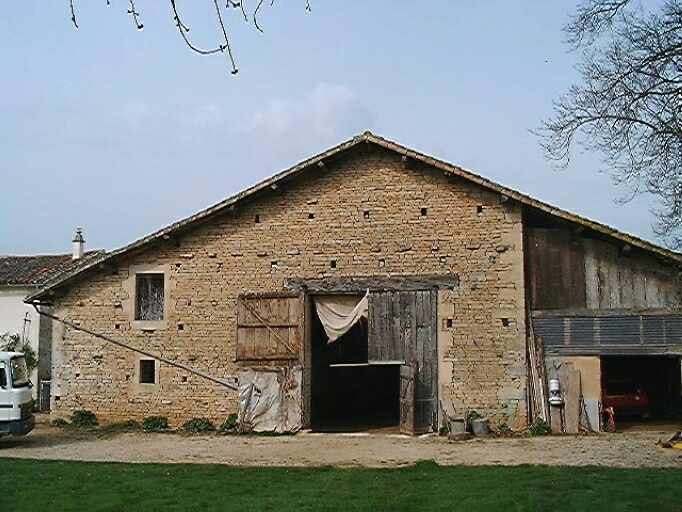 Dépendances, grange bâtie entre les deux logements, élévation antérieure sud-est.