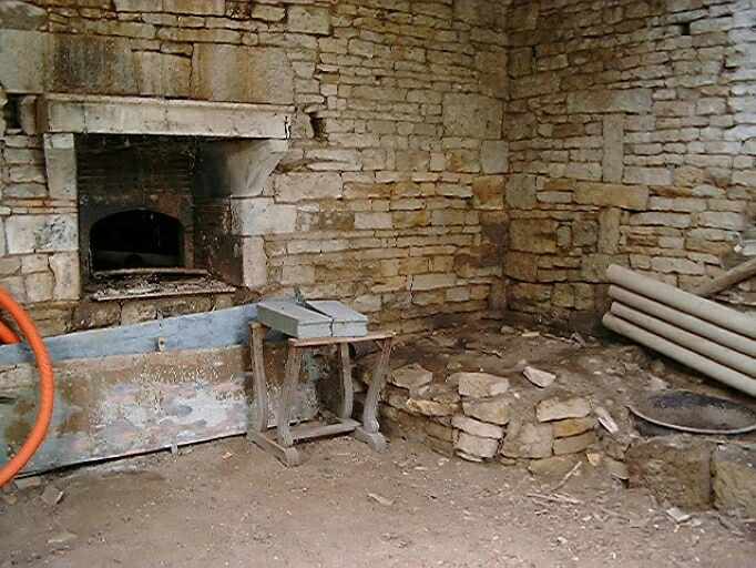 Dépendance nord, buanderie, four, intérieur, gueule du four et vestiges de la buanderie.