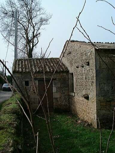 Dépendance sud, buanderie, four, toit et poulailler, élévation nord-est, vue du toit accolé à l'est.