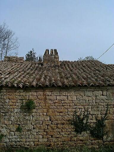 Dépendance nord, buanderie, four, toit et poulailler, élévation sud-ouest, détail du mur en moellon et de la souche de cheminée.