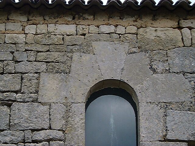 Eglise, élévation latérale droite, baie de droite, détail de l'appareil de l'arc.