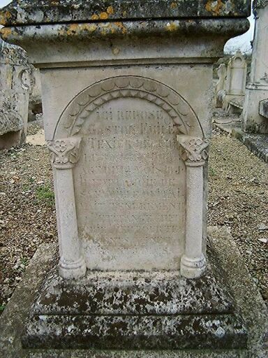 Tombeau de Gaston-Emile Texier, socle, détail de l'arc reposant sur des colonnettes encadrant l'inscription.