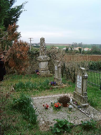 Cimetière privé de la famille Pouilloux, autre vue d'ensemble.