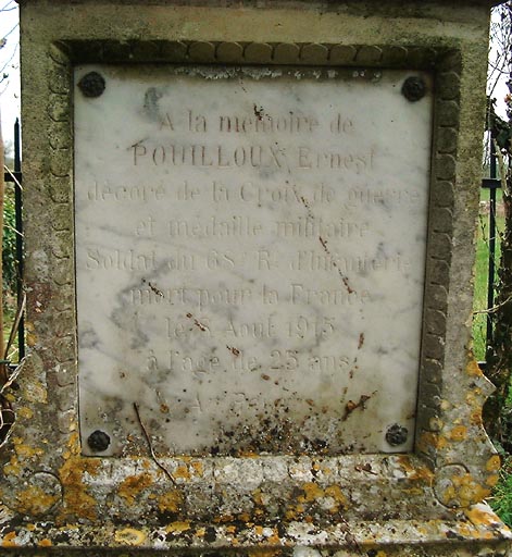 Tombeau d'Ernest Pouilloux, détail de l'inscription sur le socle.