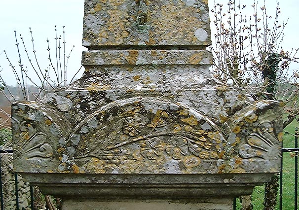 Tombeau d'Ernest Pouilloux, détail de la base de l'obélisque ornée d'une branche de pensées.
