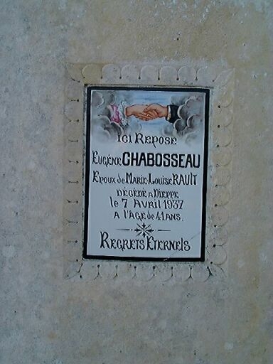 Tombeau d'Eugène Chabosseau, vue d'ensemble, détail de la plaque commémorative ornée des mains des époux.