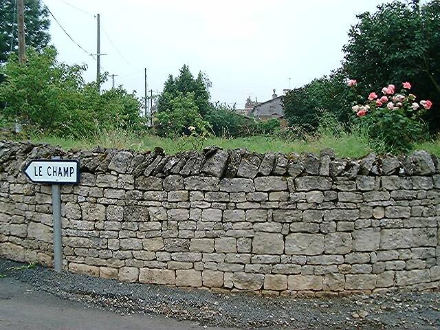 Le Champ, mur de clôture, vue prise de l'ouest.