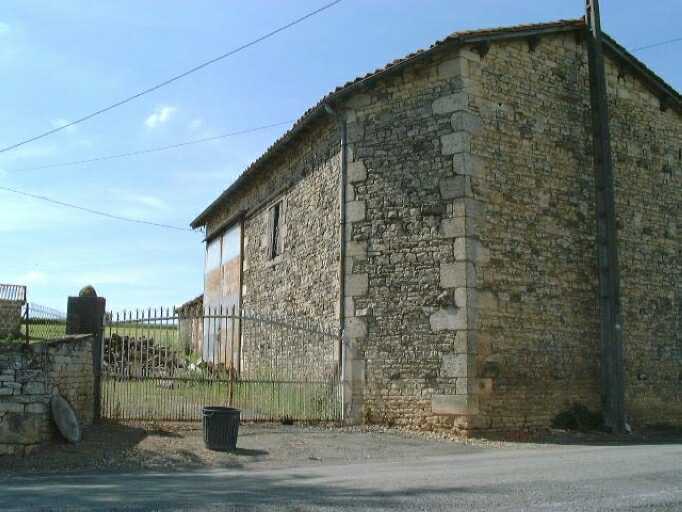 Grange, élévations antérieure et latérale avec angle abattu.