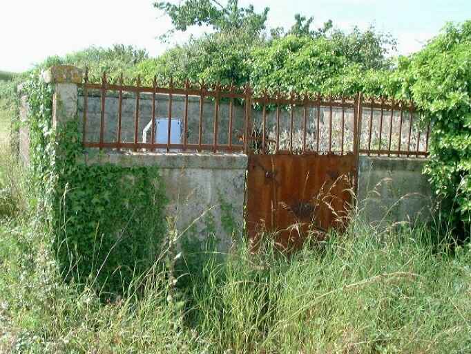 Cimetière privé. Tombeaux de Charles Quintard, mort en 1942 et de son épouse Mathilde Lacroix, morte en 1972.