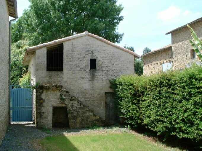 Dépendance au sud, pignon avec escalier extérieur.
