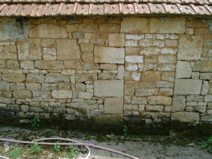 Dépendance, élévation nord, détail des baies murées.