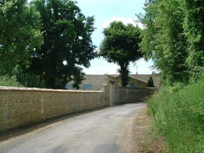Bâtiment A et portail au nord.