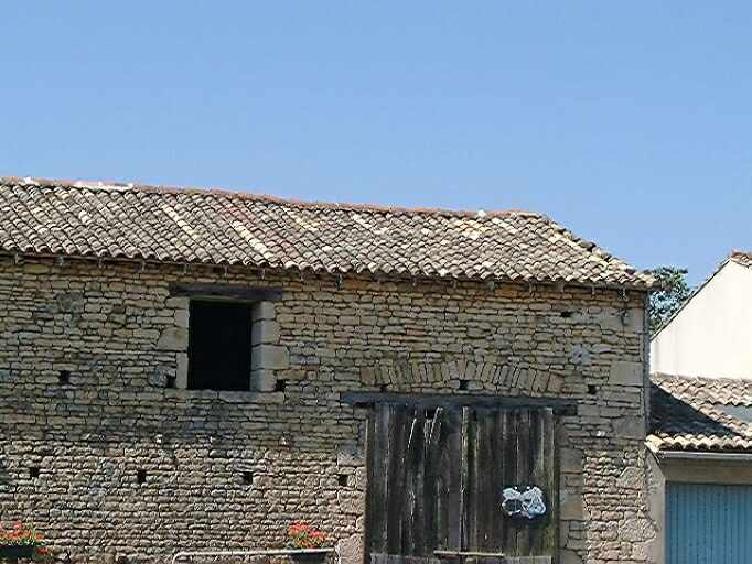 Dépendances en face du logis, grange, détail de l'arc de décharge.