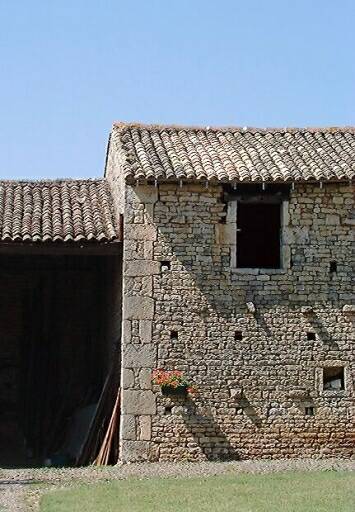 Dépendances en face du logis, grange, détail de l'angle gauche chaîné.
