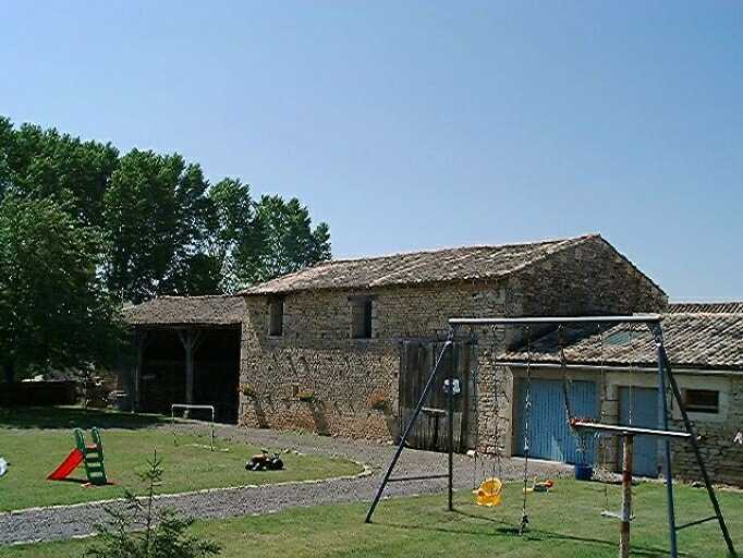 Dépendances en face du logis, grange et hangar, vue prise du nord-ouest.