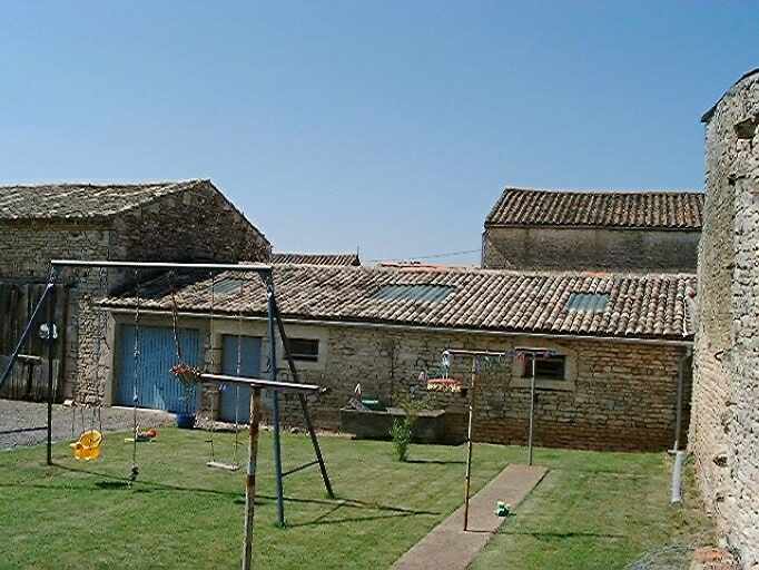 Dépendances en face du logis, étable, vue prise du nord-est.