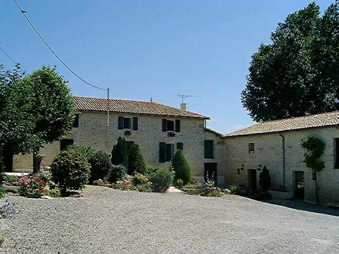 Logis daté 1869, et dépendances, vue d'ensemble prise du sud-ouest, depuis la grille d'entrée.