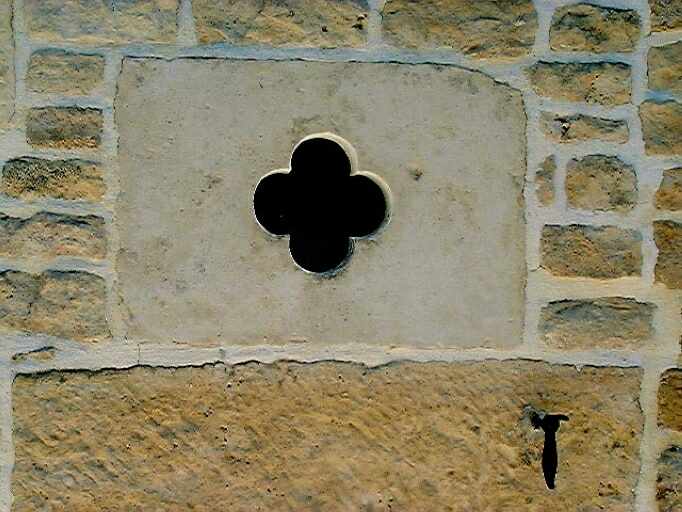 Elévation antérieure du logis, oculus quadrilobé éclairant la pierre d'évier, détail.