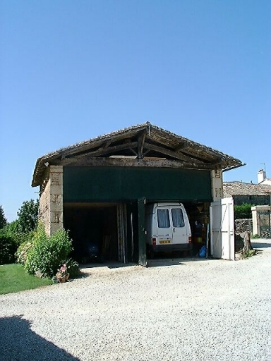 Dépendances, hangar à droite de l'entrée de la cour, vue prise du nord-est.