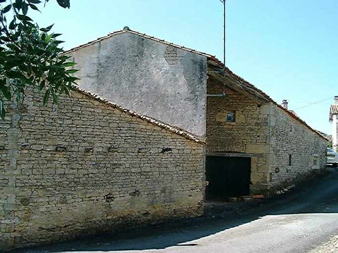 Dépendances adossées au logis.