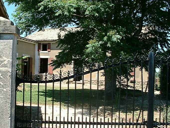 Logis, élévation antérieure et grille d'entrée (AT 173).