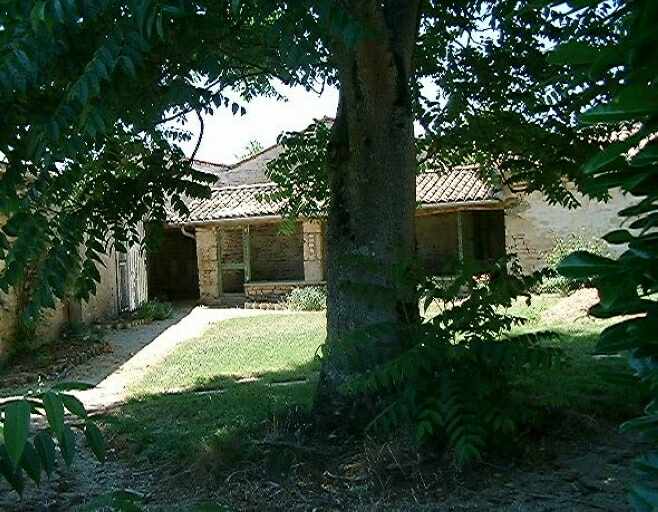 Appentis dans la cour du logis AT 173.