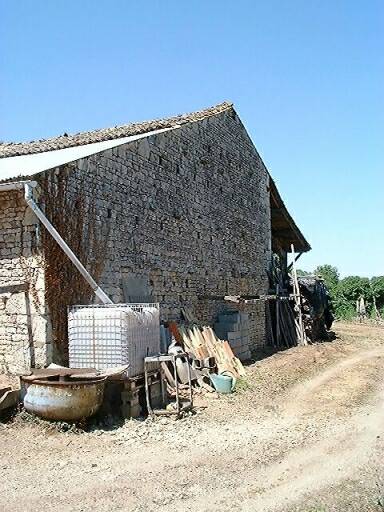 Grange-hangar sur la parcelle AT 172.