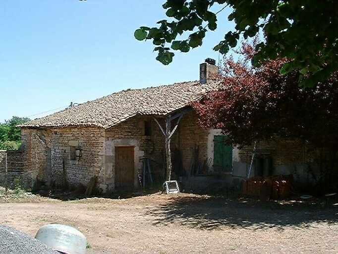 Appentis et auvent sur l'élévation postérieure du logis de la parcelle AT 172.