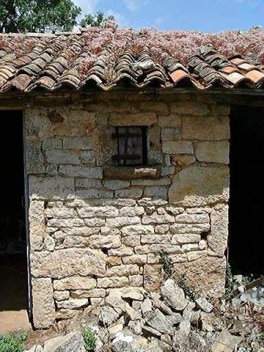 Dépendances, étable et poulailler, détail de la baie du poulailler.