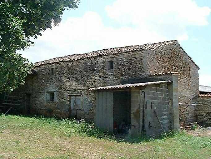Dépendances, grange-étable au sud de la cour avec un petit bâtiment en parpaings pour le tank du lait, vue prise du nord.