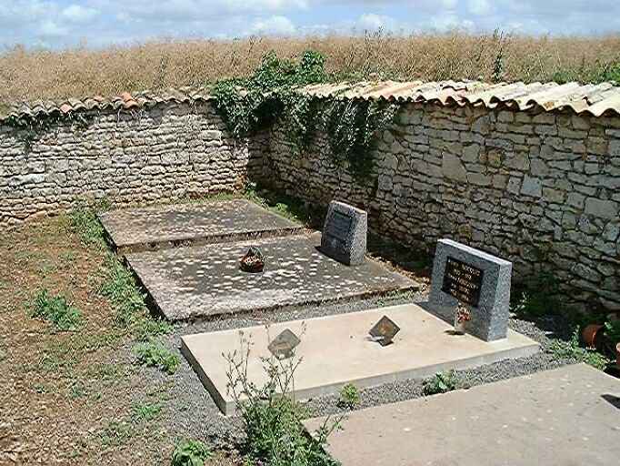 Cimetière privé sur la parcelle AP 28, vue d'une rangée de tombes.
