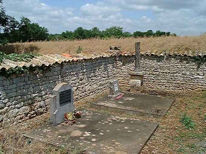 Cimetière privé sur la parcelle AP 28, vue de l'autre rangée de tombes.