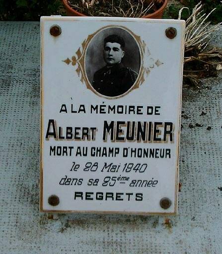 Vue de la plaque commémorative d'Albert Meunier, mort au champ d'honneur le 28 mai 1940.