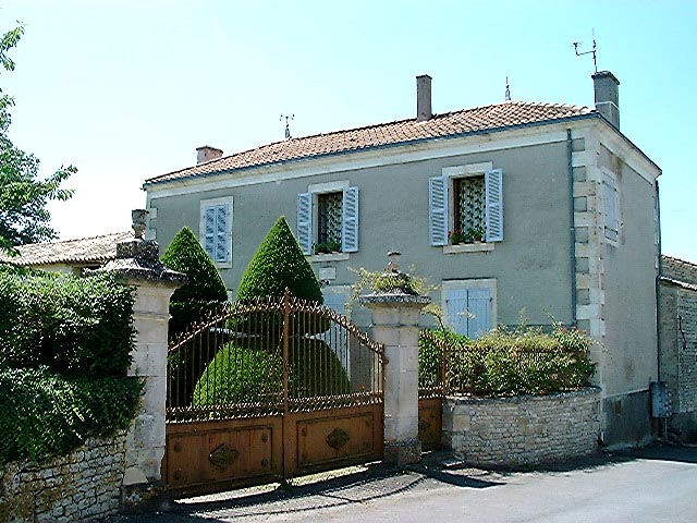 Logis daté 1910, élévations antérieure est et latérale nord, vue prise du nord-est.