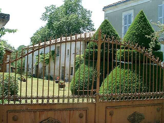 Dépendances (grange?) construites dans le prolongement sud du logis, vue prise du nord-est.