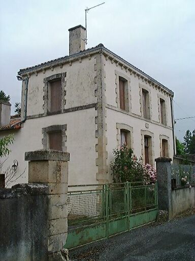 Logis daté 1898, vue d'ensemble prise du sud.