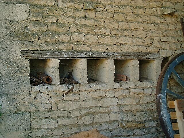 Hangar, mur intérieur gauche, niches à couver.