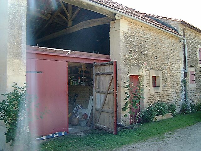 Fenil dans le prolongement du hangar.