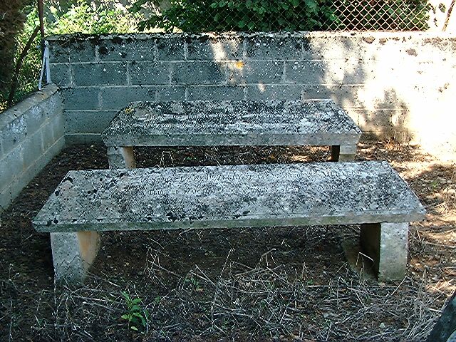 Cimetière privé, tombeaux de Jacques Gaillard, mort en 1910 et de sa femme Louise Dezergy, décédée en 1915.