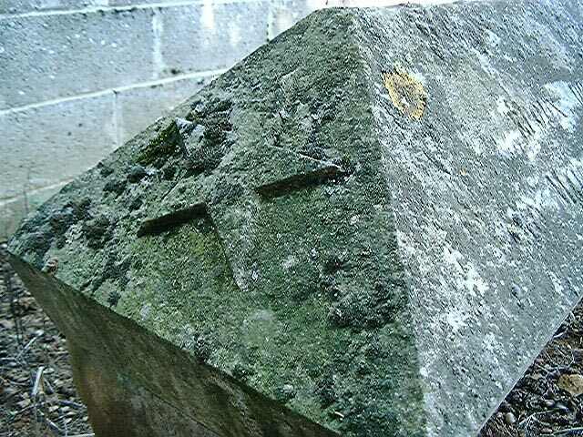 Cimetière privé, tombeau de Jacques Gaillard, mort en 1910. Extrémité de la dalle en bâtière ornée d'une étoile à cinq branches.